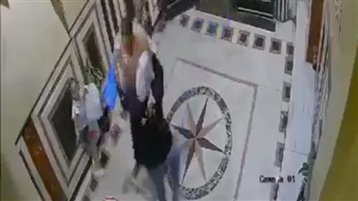 زوج يضرب زوجته أمام طفلتهما في مدخل عقار بالإسكندرية