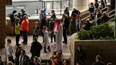جماهير نيوكاسل ترفع علم السعودية في مباراة الفريق ضد توتنهام بالدوري الإنجليزي | صور