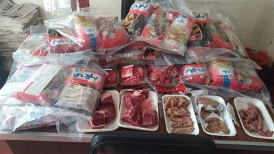 ضبط كمية كبيرة من اللحوم الفاسدة داخل سيارات توزيع في الفيوم |صور