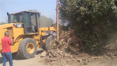 تنفيذا لتوجيهات السيسي.. إزالة 15 حالة تعد على أملاك الدولة في قنا 