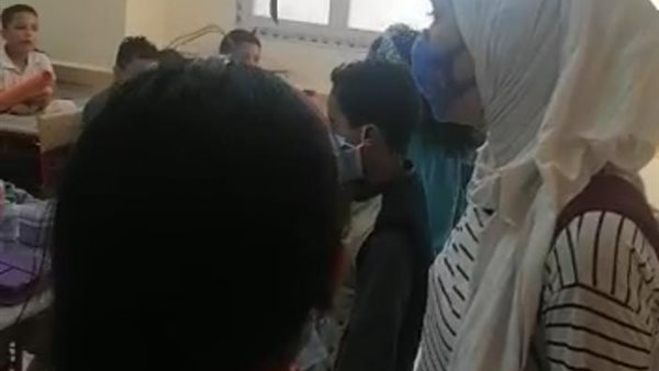 طلاب المدرسة داخل