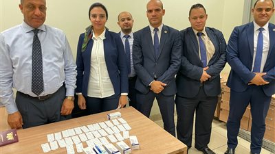 القبض على راكب أوروبي قادم من هولندا لمحاولته تهريب كمية من الأقراص المخدرة