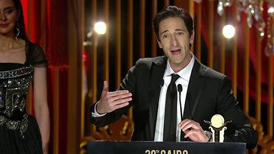 عن قصة حياة مارلين مونرو.. أدريان برودي يدافع عن فيلمه Blonde