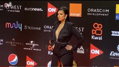 بفستان أسود شبه عاري.. ثراء جبيل تشعل ريد كاربت مهرجان الجونة السينمائي