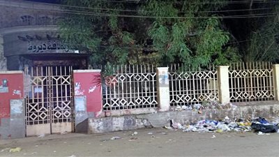 القمامة تحاصر مركز ثقافة ديروط دون تدخل من المسؤولين | صور وفيديو