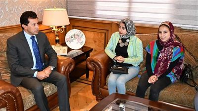 بعد تعرضها لحادث.. وزير الرياضة يلتقي أمل توفيق لاعبة رفع الأثقال