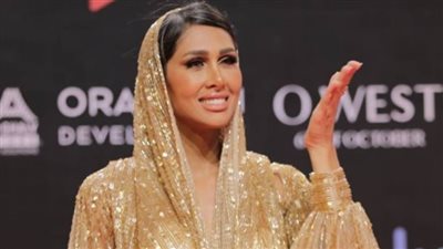 بـ حجاب على فستان عاري.. إنجي كيوان تتصدر أغرب إطلالات مهرجان الجونة