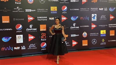 بفستان أسود عاري الصدر.. إطلالة رانيا يوسف على ريد كاربت مهرجان الجونة