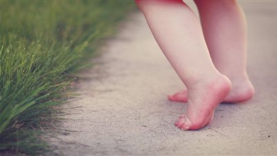 علاج تقوس الساقين عند الأطفال بالأعشاب.. هل فعال طبيا؟