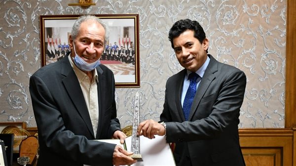 وزير الرياضة مع حسن