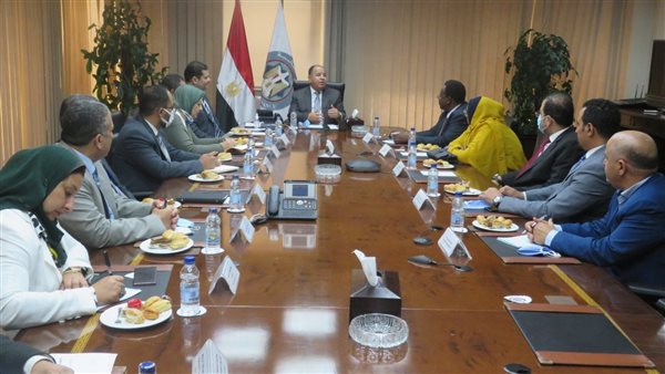 وزير المالية مع الوفد