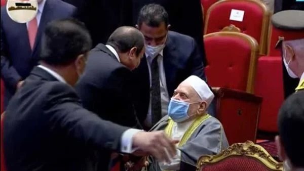 الرئيس السيسي يصافح