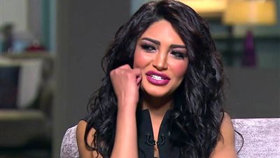 تعليق مثير من سالي عبد السلام على واقعة احتجاز نانسي عجرم وطفلتها بمطار بيروت