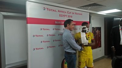 سيسينجو أفضل لاعب في مباراة المغرب وبنين (صور)