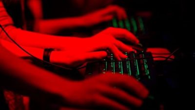 البرلمان الفرنسي يقر مشروع قانون لمكافحة خطاب الكراهية عبر الإنترنت