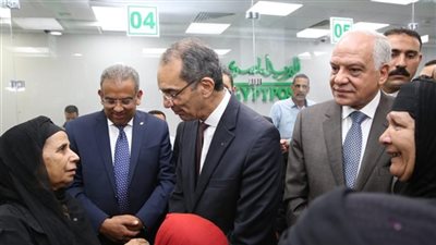 وزير الاتصالات ومحافظ الجيزة يفتتحان مركز الخدمات البريدية المتكاملة بالمنصورية