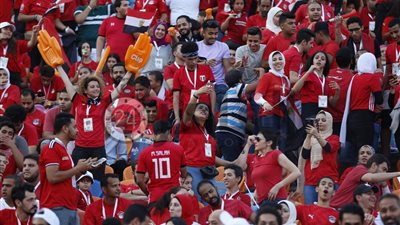 شاهد توزيع قميص الفراعنة على الجماهير قبل مواجهة جنوب إفريقيا (فيديو)