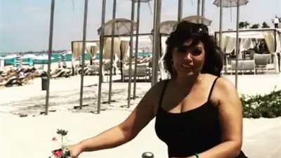 رغم جزع قدمها.. فيفي عبده تستمع بـ والورد في الساحل الشمالي (فيديو)