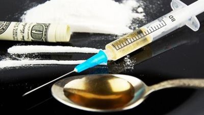 مُدمن برخصة.. كيف بث “الصهيون” المخدرات للشعب المصري في الدواء؟