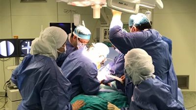 خارج ملاعب بطولة إفريقيا.. طبيب ينقذ حياة مريض بعد عملية استمرت 15 ساعة: “جبت بطولة”