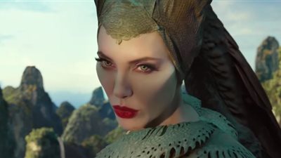 أنجلينا جولي تعود للسينما من جديد مع ديزني بشخصية “الساحرة الشريرة” (فيديو)