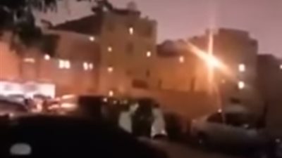 مصريون يتشاجرون داخل موقف سيارات بالكويت.. والأمن يصل لهويتهم عن طريق الفيديوهات