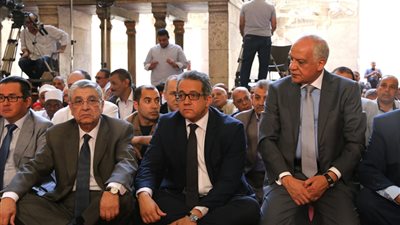 القاهرة تحتفل بعيدها القومي بإقامة صلاة الجمعة في مسجد السلطان حسن الأثري (صور)