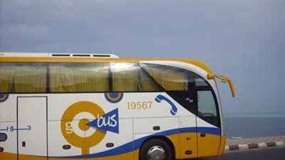 مواطن يتهم شركة أتوبيسات خاصة بـ”النصب” بعد خطأ حجز أحد موظفيها