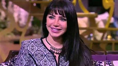 إنجي علاء تشارك جمهورها بأول صورة من كواليس “بلا دليل”