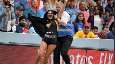 للمرة الثانية.. فتاة تقتحم ملعب بملابس فاضحة (صور)