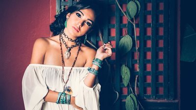 سلمى أبو ضيف تدخل في أزمة مع جمهورها بسبب كأس “خمر” (صورة)