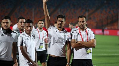 نجوم منتخب الجزائر يردون على تحية الجماهير أثناء عملية الإحماء (صور)
