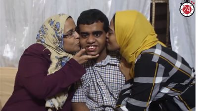 والد الأول على الجمهورية بالثانوية العامة “مكفوفين” يكشف رحلة تفوق ابنه (فيديو)