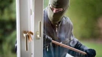 “عشان 5 جنيه”.. لص يقتحم منزل عجوز وكاميرات المراقبه تكشف أمره (صور)