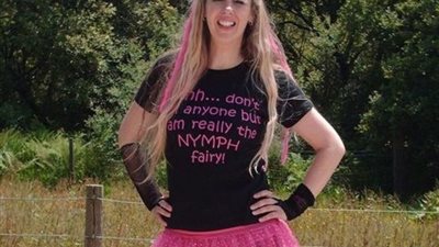 “تكلم الملائكة وتؤمن بالجنيات”.. إمراة خمسينية تكشف سر جمالها اللافت (صور)