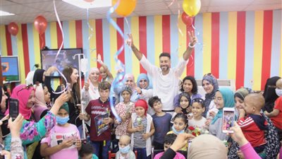 أحمد السعدني يحتفل بعيد ميلاده في المعهد القومي للأورام (صور وفيديو)