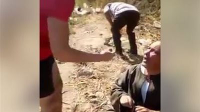 مواطنون يعثرون على عجوز يدفن “أعمال” داخل الأرض.. والأخير: علاج عشان أنا تعبان (فيديو)