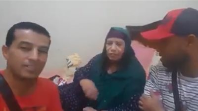 بعد زيارة جمهور الجزائر لها.. والدة أبو تريكة: إن شاء الله ترجعوا بالكأس (فيديو)