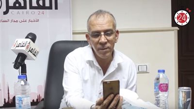 أنا السبب!.. حفيظ دراجي يحبس دموعه بعد مشاهدة دعاء والدة أبو تريكة للجزائر (فيديو)