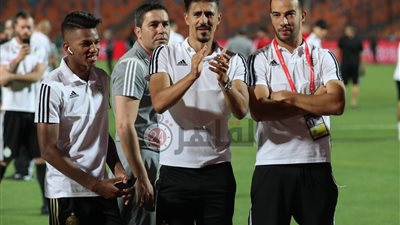 رئيس الجزائر يؤازر لاعبي الخضر ويجتمع بهم قبل مباراة الغد في نهائي أمم إفريقيا (صور)