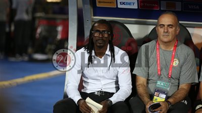 الجماهير المصرية تٌحيي مدرب السنغال لحظة مغادرة الملعب