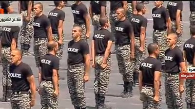 طلبة أكاديمية الشرطة يقدمون عروضاً قتالية خاصة خلال حفل تخرج دفعة جديدة (فيديو)