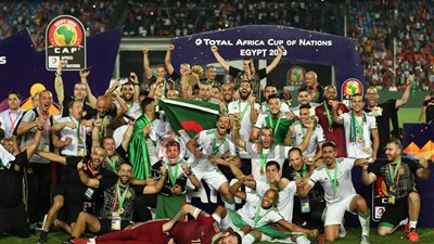 شاهد لحظة رحيل منتخب الجزائر إلى بلاده عقب التتويج بأمم إفريقيا (فيديو)