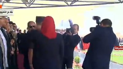 السيسي يقدم التحية لأبناء شهداء الجيش والشرطة خلال حفل تخرج طلاب كلية الأكاديمية