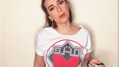 شاهد أسما شريف منير بالمايوه على شواطئ الساحل الشمالي بصحبة كلب (صورة)