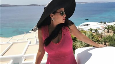 وصلة رقص بين رانيا يوسف وبناتها في أحد المطاعم باليونان (فيديو)