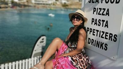 إطلالة مثيرة لرانيا يوسف من أمام إحدى شواطئ اليونان (صور)