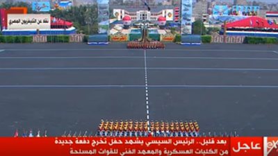 خريجو الكليات العسكرية يؤدون عرضا رياضيا وعسكريا أمام السيسي (فيديو)