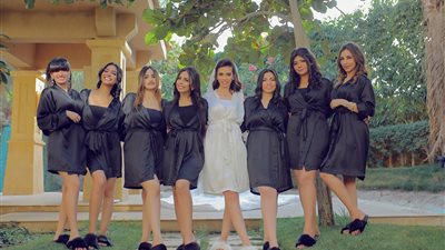 “بالأرواب الستان”.. جلسة تصوير زفاف جريئة تثير الجدل على السوشيال ميديا (صور وفيديو)