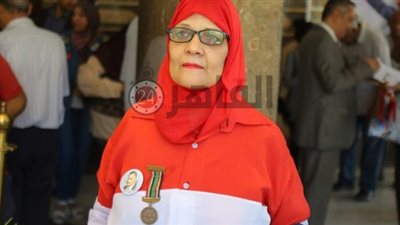 في ذكرى 23 يوليو.. قصة محبة لعبد الناصر تزور ضريحه بالدبابة: “هو الثورة وحبيب العرب” (فيديو)